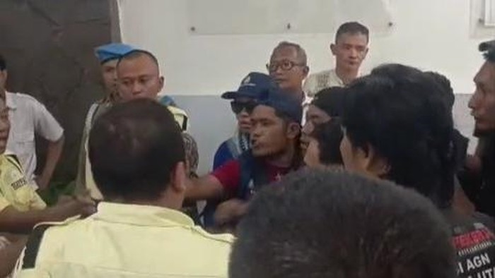 Pendemo masuk ke dalam Kantor Disdik Sumut dan memukuli Satpam.