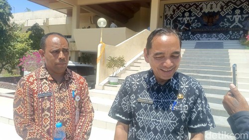 Sekda Fransiskus Sales Sodo diwawancarai usai sidang paripurna DPRD NTT, Jumat (18/9/2026).