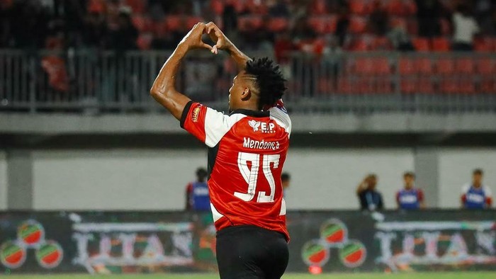 Selebrasi bek Madura United, Medonca, usai menjebol gawang PSIM Yogyakarta