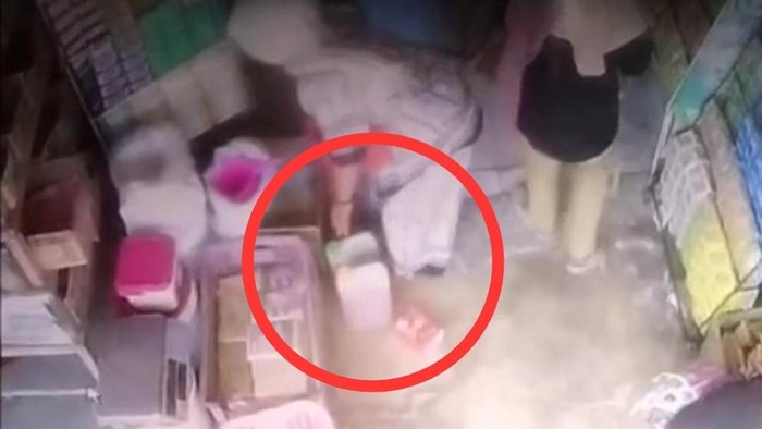 Seorang emak-emak terekam CCTV mencuri 4 jeriken minyak goreng di toko kelontong Polman.