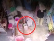 Video: Viral Aksi Emak-emak Curi 4 Jeriken Minyak Goreng di Polman