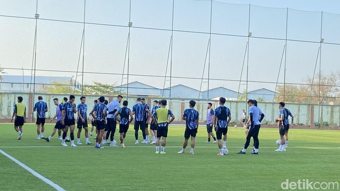 Skuad Persita menggelar latihan mandiri di lapangan mini Soccer Parepare.