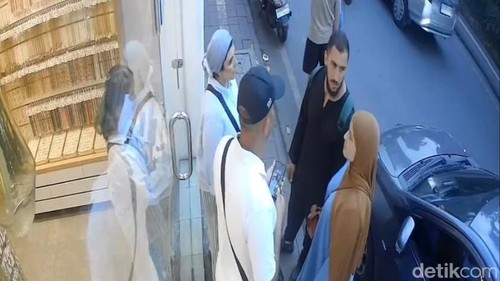 Tangkapan layar pasutri asal Aljazair berbincang dengan dua warga asing sebelum jadi korban pencurian di Ubud, Gianyar, Bali.