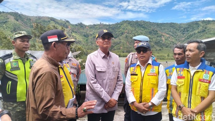 Menteri PU Dody Hanggodo meninjau lokasi longsor di Desa Sanehen, Kecamatan Silih, Aceh Tengah.