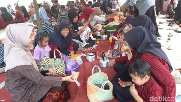Tradisi di Boyolali Suasana kenduri udan dawet, tradisi untuk meminta hujan yang digelar warga Desa Banyuanyar, Ampel, Boyolali, Jumat (18/9/2026).