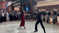 Tidak cuma berhenti di situ, berbagai pertunjukan tari juga dihadirkan di area Terminal 2E. Ada tarian dengan nuansa India, Tionghoa, hingga koreografi modern yang membuat rangkaian acara terasa seperti pertunjukan budaya singkat di tengah bandara. Foto: Vicky Fadly Ardana Putra