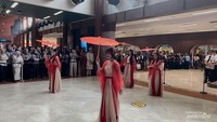 Iringan musik membuat suasana area Terminal 2E menjadi lebih ramai dibandingkan aktivitas biasanya. Pertunjukan kemudian berlanjut dengan tarian. Para peserta dari Lion Air Group tampil bergantian dengan berbagai busana dengan nuansa budaya tradisional sehingga menarik perhatian penumpang yang berada di sekitar lokasi. Foto: Vicky Fadly Ardana Putra
