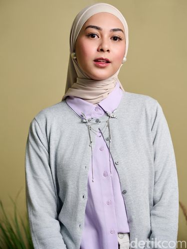 Uniqlo Hijab perdana hadir dengan bahan AIRism, Satin, dan Georgette seharga Rp199.000, pas untuk melengkapi gaya modest sehari-hari. Uniqlo Hijab perdana hadir dengan bahan AIRism, Satin, dan Georgette seharga Rp199.000, pas untuk melengkapi gaya modest sehari-hari.