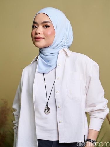 Uniqlo Hijab perdana hadir dengan bahan AIRism, Satin, dan Georgette seharga Rp199.000, pas untuk melengkapi gaya modest sehari-hari. Uniqlo Hijab perdana hadir dengan bahan AIRism, Satin, dan Georgette seharga Rp199.000, pas untuk melengkapi gaya modest sehari-hari.