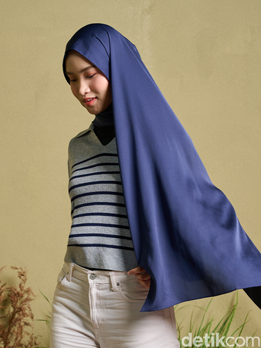 Uniqlo Hijab perdana hadir dengan bahan AIRism, Satin, dan Georgette seharga Rp199.000, pas untuk melengkapi gaya modest sehari-hari. Uniqlo Hijab perdana hadir dengan bahan AIRism, Satin, dan Georgette seharga Rp199.000, pas untuk melengkapi gaya modest sehari-hari.