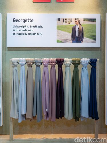 Uniqlo Hijab perdana hadir dengan bahan AIRism, Satin, dan Georgette seharga Rp199.000, pas untuk melengkapi gaya modest sehari-hari. Uniqlo Hijab perdana hadir dengan bahan AIRism, Satin, dan Georgette seharga Rp199.000, pas untuk melengkapi gaya modest sehari-hari.