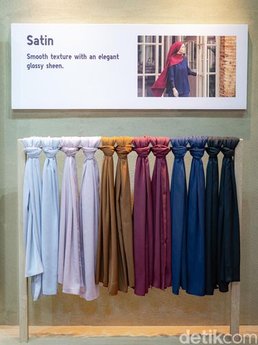 Uniqlo Hijab perdana hadir dengan bahan AIRism, Satin, dan Georgette seharga Rp199.000, pas untuk melengkapi gaya modest sehari-hari. Uniqlo Hijab perdana hadir dengan bahan AIRism, Satin, dan Georgette seharga Rp199.000, pas untuk melengkapi gaya modest sehari-hari.