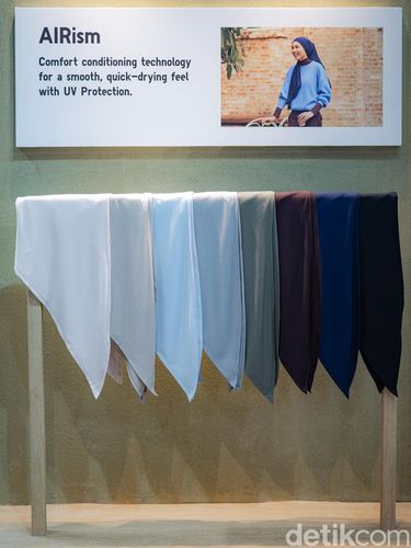 Uniqlo Hijab perdana hadir dengan bahan AIRism, Satin, dan Georgette seharga Rp199.000, pas untuk melengkapi gaya modest sehari-hari. Uniqlo Hijab perdana hadir dengan bahan AIRism, Satin, dan Georgette seharga Rp199.000, pas untuk melengkapi gaya modest sehari-hari.