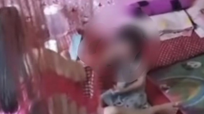 Video wanita dewasa aniaya balita