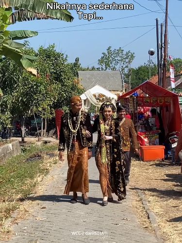 Viral momen nikah sederhana berbusana adat Jawa. Meski bertema simpel, pengantin pria memboyong mahar motor Honda PCX merah serta perabotan rumah tangga. Viral momen nikah sederhana berbusana adat Jawa. Meski bertema simpel, pengantin pria memboyong mahar motor Honda PCX merah serta perabotan rumah tangga.