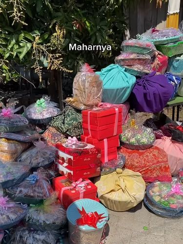 Viral momen nikah sederhana berbusana adat Jawa. Meski bertema simpel, pengantin pria memboyong mahar motor Honda PCX merah serta perabotan rumah tangga. Viral momen nikah sederhana berbusana adat Jawa. Meski bertema simpel, pengantin pria memboyong mahar motor Honda PCX merah serta perabotan rumah tangga.