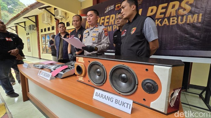 Wakapolres Sukabumi Kompol Agus Susanto dan Kasat Reskrim, Iptu Dudi Suharyana memperlihatkan barang bukti berupa peralatan karaoke