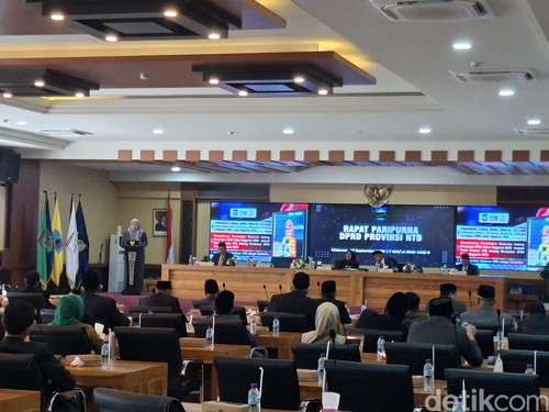 Wakil Gubernur NTB Indah Dhamayanti Putri saat hadir di Rapat Paripurna DPRD NTB, Jumat (18/9/2026). (Foto: Ahmad Viqi/detikBali)