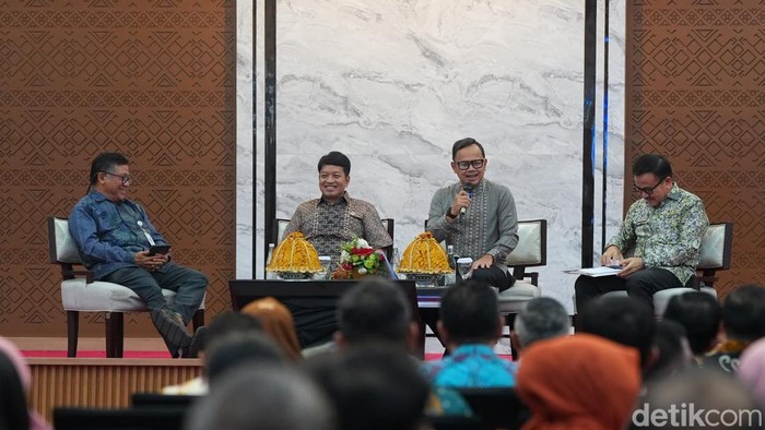 Wakil Menteri Dalam Negeri Bima Arya saat rakor pertumbuhan ekonomi regional Sulawesi di kantor Gubernur Sulsel. Rakor ini juga melibatkan Bappenas dan BPS sebagai pemateri.