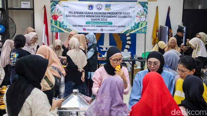 Warga Jagakarsa Belajar Masak untuk Kembangkan Usaha Peserta mengikuti training memasak di Gedung Sasana Krida Karang Taruna (SKKT) Jagakarsa, Jakarta, Jumat (18/9/2026).