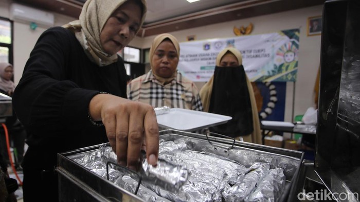 Warga Jagakarsa Belajar Masak untuk Kembangkan Usaha Peserta mengikuti training memasak di Gedung Sasana Krida Karang Taruna (SKKT) Jagakarsa, Jakarta, Jumat (18/9/2026).