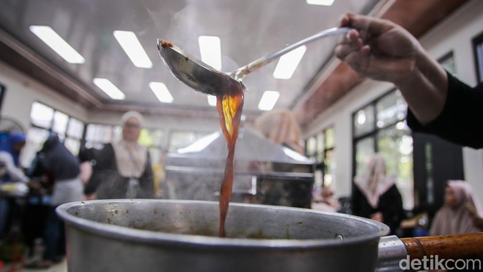 Warga Jagakarsa Belajar Masak untuk Kembangkan Usaha Peserta mengikuti training memasak di Gedung Sasana Krida Karang Taruna (SKKT) Jagakarsa, Jakarta, Jumat (18/9/2026).