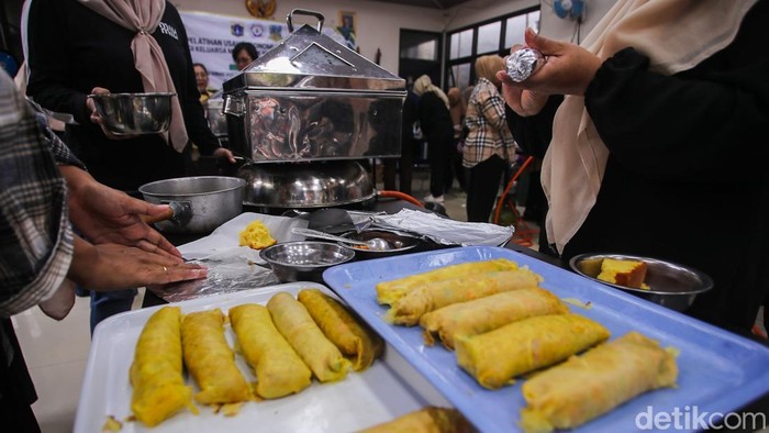 Warga Jagakarsa Belajar Masak untuk Kembangkan Usaha Peserta mengikuti training memasak di Gedung Sasana Krida Karang Taruna (SKKT) Jagakarsa, Jakarta, Jumat (18/9/2026).