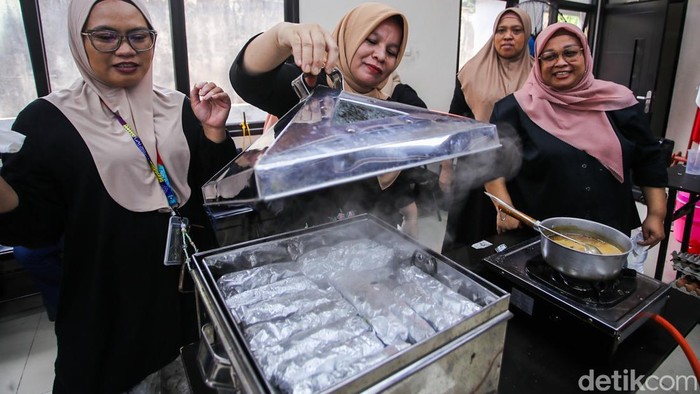 Warga Jagakarsa Belajar Masak untuk Kembangkan Usaha Peserta mengikuti training memasak di Gedung Sasana Krida Karang Taruna (SKKT) Jagakarsa, Jakarta, Jumat (18/9/2026).
