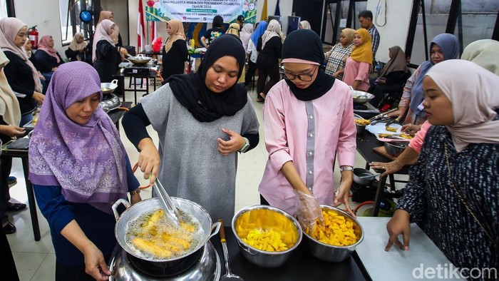 Peserta mengikuti training memasak di Gedung Sasana Krida Karang Taruna (SKKT) Jagakarsa, Jakarta, Jumat (18/9/2026).