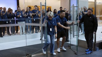 Apple Store di George Street, Sydney, membuka penjualan kedua model tersebut sejak pukul 08.00 waktu setempat. Getty Images/Izhar Khan  