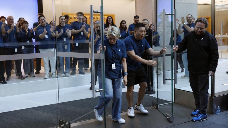 SYDNEY, AUSTRALIA - SEPTEMBER 18: Customers explore the features of the newly released Apple iPhone 18 Pro Max at an Apple Store in Sydney's Central Business District on September 18, 2026, in Sydney, Australia. New Apple products debuted on September 9 and launched in stores on September 18. (Photo by Izhar Khan/Getty Images)