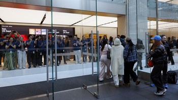 Lachlan Collyer, 20 tahun, datang beberapa jam lebih awal dan menjadi salah satu pelanggan pertama yang mendapatkan iPhone 18 Pro di Sydney. Getty Images/Izhar Khan  
