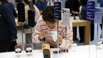 Salah satu kreator konten, Brad Canning, disebut meraih 2,8 juta penayangan di TikTok melalui video ulasan awal iPhone 18 Pro. Getty Images/Izhar Khan  