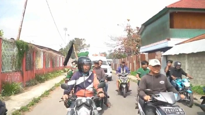 Warga Wamena mengantar jenazah Aris Sanda, sopir travel yang ditembak OPM.