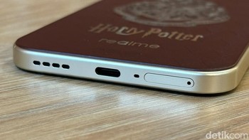 Di bagian bawah HP ini masih sama, ada lubang speaker, charger, dan SIM card. Foto: Panji Saputro/detikINET