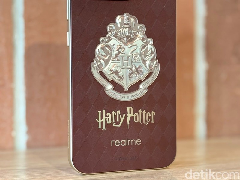 realme 16 Pro Harry Potter Edition resmi dirilis pada 21 September 2026. Ini wujudnya, yang membuat penggunanya serasa menjadi murid di sekolah sihir Hogwarts.