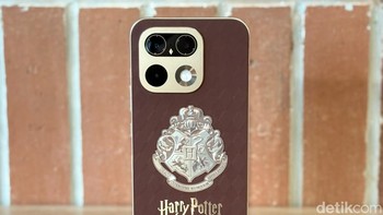 Desain HP ini pun semakin memukau karena dikombinasikan dengan nuansa Hogwarts. Seperti yang bisa dilihat di bagian belakangnya ada tulisan Harry Potter dan lambang empat asrama Hogwarts, mulai dari Gryffindor, Slytherin, Ravenclaw, dan Hufflepuf. Foto: Panji Saputro/detikINET