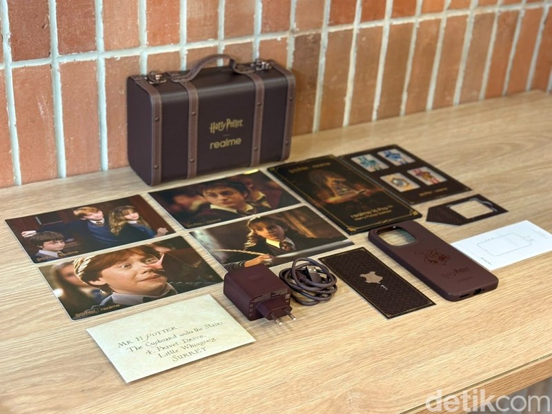 realme 16 Pro Harry Potter Edition resmi dirilis pada 21 September 2026. Ini wujudnya, yang membuat penggunanya serasa menjadi murid di sekolah sihir Hogwarts.