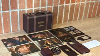 Menariknya realme 16 Pro Harry Potter Edition ini adalah kotak penjualan yang ditawarkan. Kotaknya didesain ala-ala tas para murid di sekolah sihir Hogwarts. Lalu di dalamnya banyak sekali bonus, mulai dari foto Harry, Ron Weasley, dan Hermione Granger. Selain itu juga ada surat dan beberapa ornamen empat asrama di Hogwarts, serta tiket kerata peron 9 3/4. Foto: Panji Saputro/detikINET