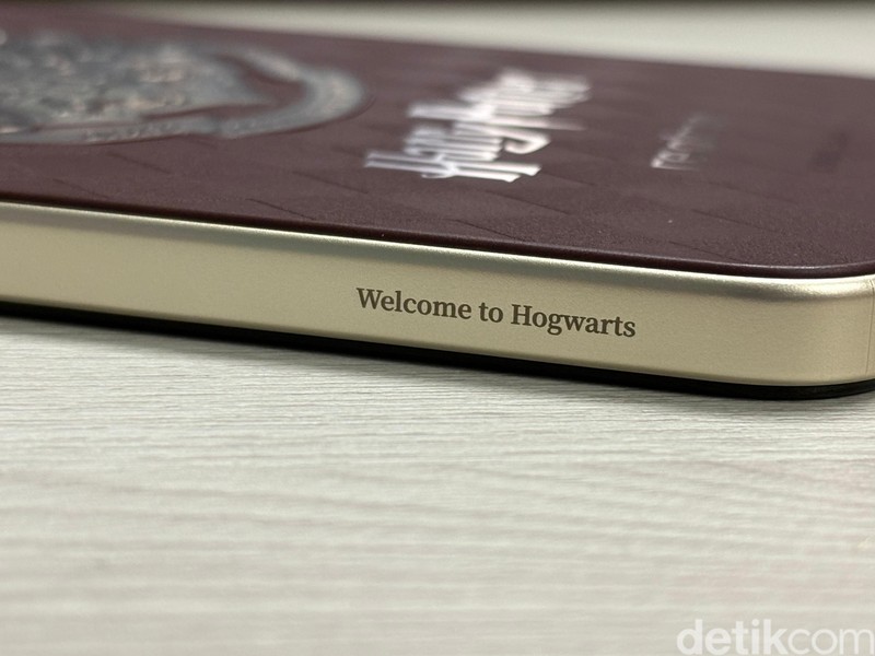 realme 16 Pro Harry Potter Edition resmi dirilis pada 21 September 2026. Ini wujudnya, yang membuat penggunanya serasa menjadi murid di sekolah sihir Hogwarts.