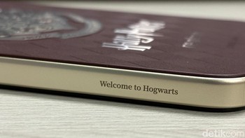 Di sebelah kanan terdapat tulisan Welcome to Hogwarts dengan gaya font yang elegan. Foto: Panji Saputro/detikINET