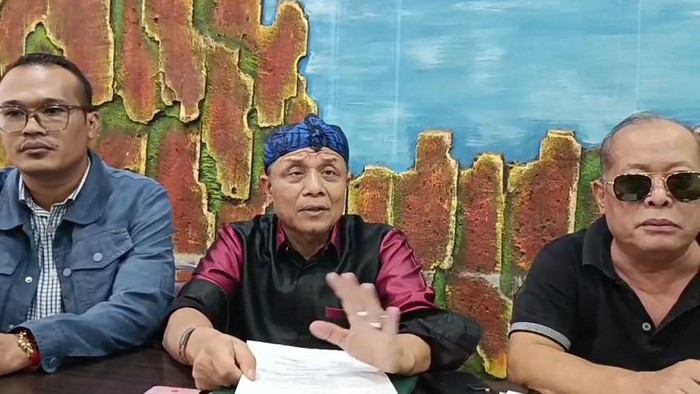 Aliansi dari AAUK melaporkan jaksa-majelis hakim ke Polda Sumsel.