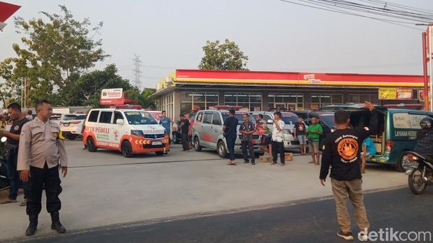 Mobil ambulans berjajar di SPBU Troketon, Pedan, Klaten.