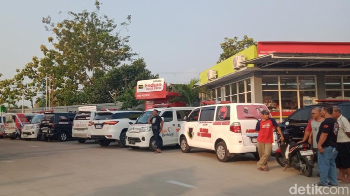 Mobil ambulans berjajar di SPBU Troketon, Pedan, Klaten.
