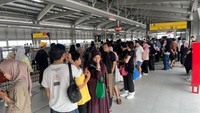 Antrean Penumpang Mengular di Stasiun LRT Manggarai, Jakpro Beri Penjelasan