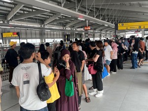 Antrean Penumpang Mengular di Stasiun LRT Manggarai, Jakpro Beri Penjelasan