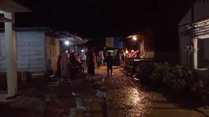Banjir melanda Nagari Simpang Tonang, Kecamatan Dua Koto, Kabupaten Pasaman, Sumbar, pada Jumat (18/9/2026) malam. Seorang warga dilaporkan hilang.