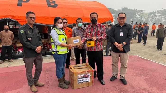 Bantuan pompa portable dan APD dari perusahaan kepada BPBD Kubar melalui Wabup Kubar. (Istimewa)