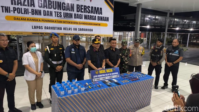 Barang-barang yang ditemukan dalam razia gabungan di Lapas Narkotika Kelas IIA Samarinda. (Riani Rahayu/detikKalimantan)