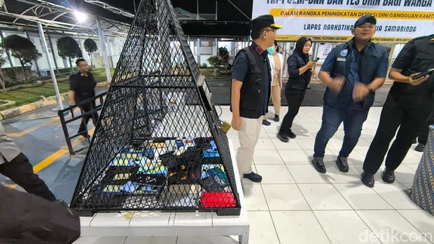 Barang-barang yang ditemukan dalam razia gabungan di Lapas Narkotika Kelas IIA Samarinda. (Riani Rahayu/detikKalimantan)